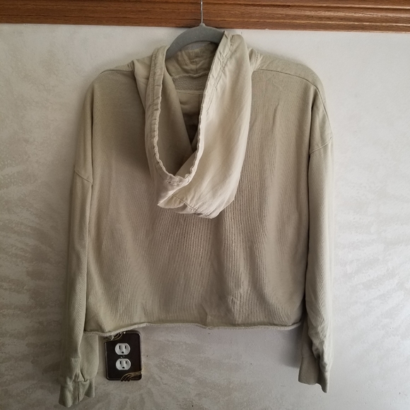 3X$25 Urban Outfitters Cropped Oversized Sweater Hoodie Raw Hem Size Medium - Picture 3 of 9